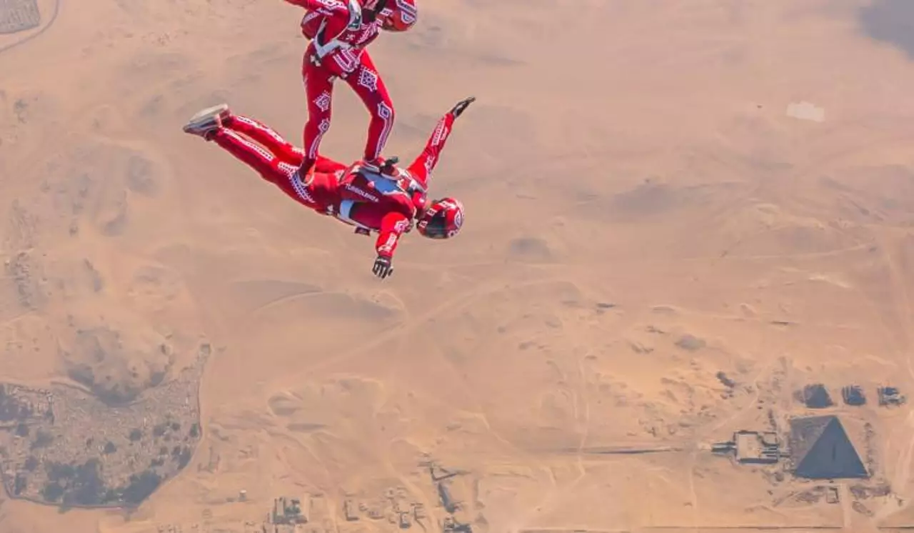 Sauter de nuit au-dessus des pyramides